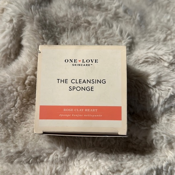NIB One Love Skincare The Cleaning Sponge Rose Clay Heart - Picture 1 of 6